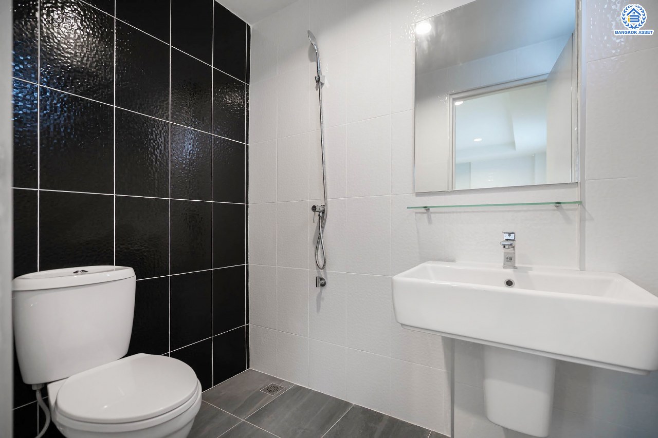 บ้านมือสองตกแต่งใหม่ 3 ชั้น ทำเลโซนเมือง โครงการ จริงใจวิลเลจ รัตนาธิเบศร์ (ซอยเรวดี) เนื้อที่ 23 ตร.ว. ฟังก์ชัน 4 ห้องนอน 3 ห้องน้ำ จอดรถได้ 1 คัน เข้า-ออกได้หลายเส้นทาง ทั้งรัตนาธิเบศร์, ติวานนท์ และเลี่ยงเมืองนนท์ ใกล้ทางด่วน "งามวงศ์วาน" รถไฟฟ้าสายสีม่วง "สถานีศูนย์ราชการนนทบุรี" และ "สถานีบางกระสอ"